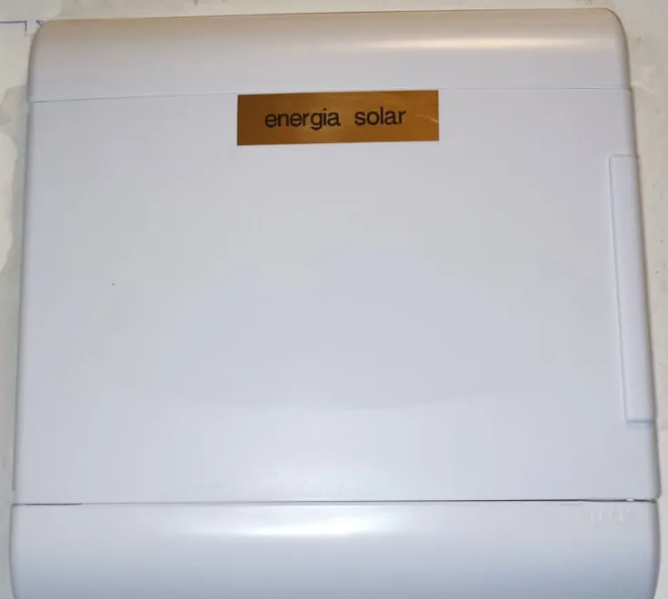 Quadro fechado com etiqueta de identificação de energia solar.
