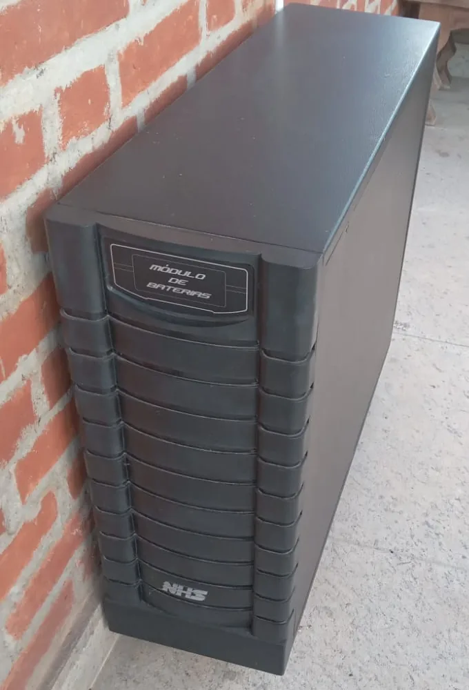 Gabinete de baterias junto ao sistema fotovoltaico híbrido.